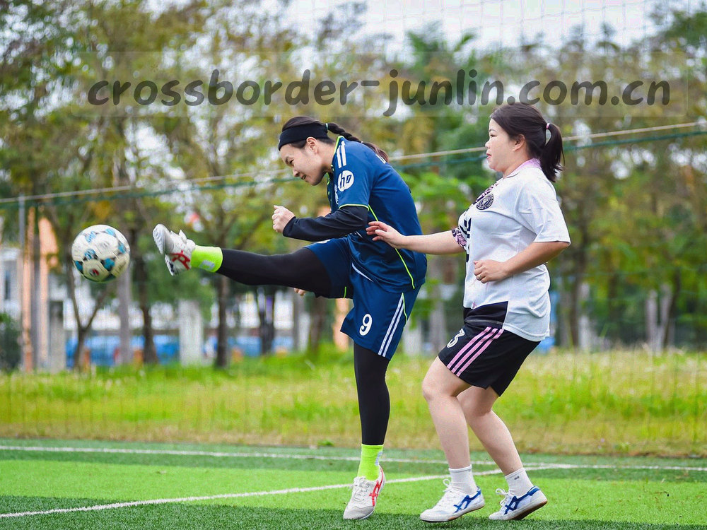抽象办公桌面与主题标签卡片的组合，画面上没有人物与真实公司标识